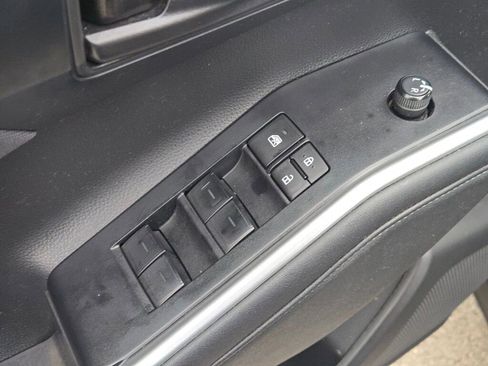 Used 2023 Toyota Highlander L image 23