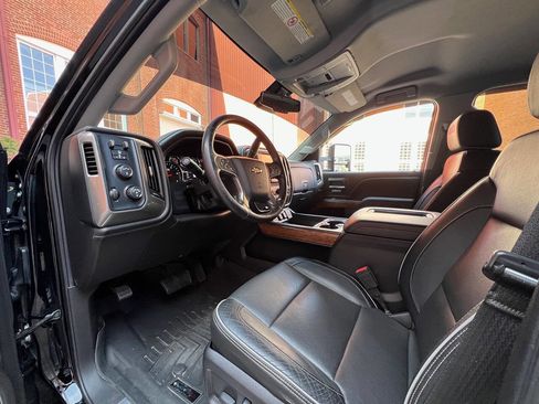 Used 2018 Chevrolet Silverado 2500 High Country w/ Duramax Plus Package image 8