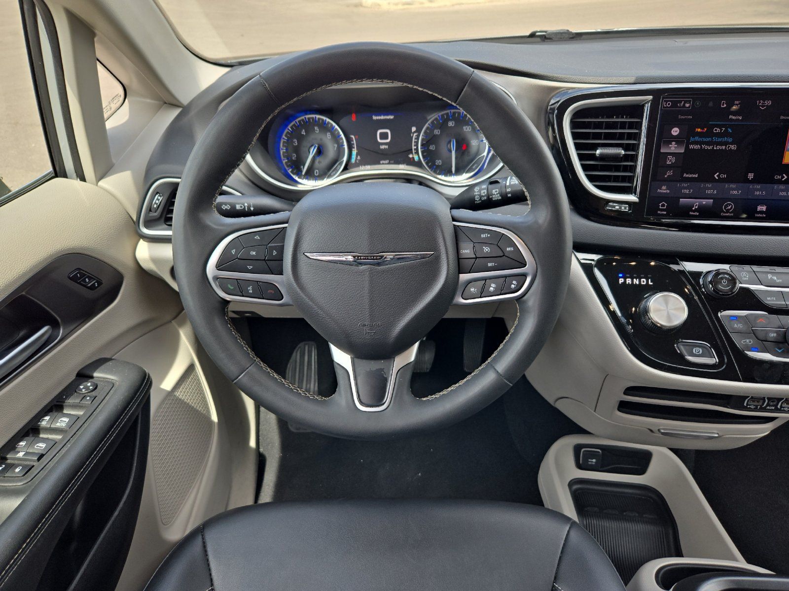 Used 2024 Chrysler Pacifica Touring-L FWD image 13