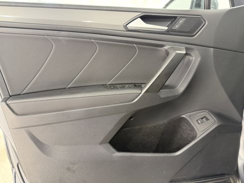 Used 2022 Volkswagen Tiguan SE w/ Panoramic Sunroof Package image 13