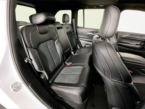 Used 2025 Jeep Grand Cherokee 4WD image 25