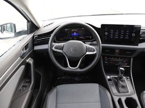 Used 2025 Volkswagen Jetta SE image 18