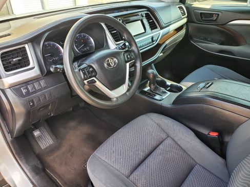 Used 2019 Toyota Highlander LE FWD image 15