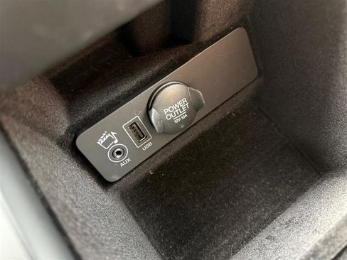 Used 2015 Jaguar XJ image 24