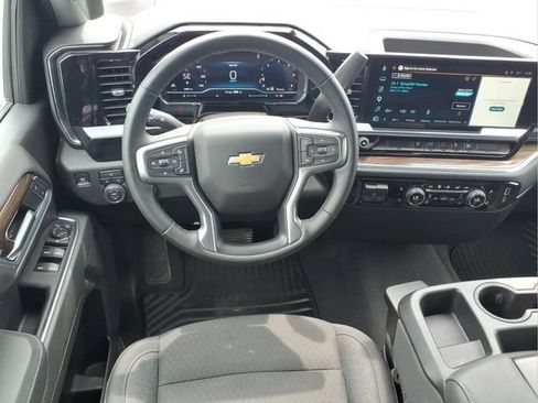 Used 2025 Chevrolet Silverado 2500 LT w/ Convenience Package AWD/4WD image 4