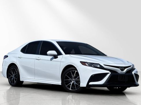 Used 2023 Toyota Camry SE FWD image 2