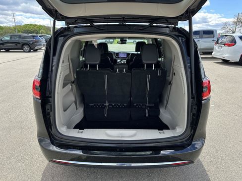 Used 2022 Chrysler Pacifica Touring-L FWD image 6