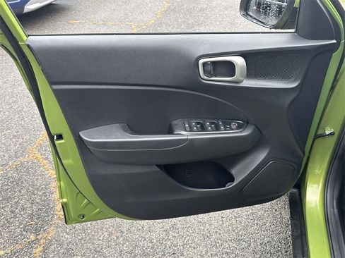 Certified 2022 Hyundai Venue SE image 15