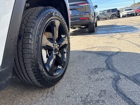 Certified 2023 Jeep Grand Cherokee Limited w/ Luxury Tech Group II image 9