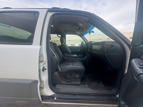 Used 2002 Chevrolet Avalanche 4x4 w/ Convenience Pkg image 11