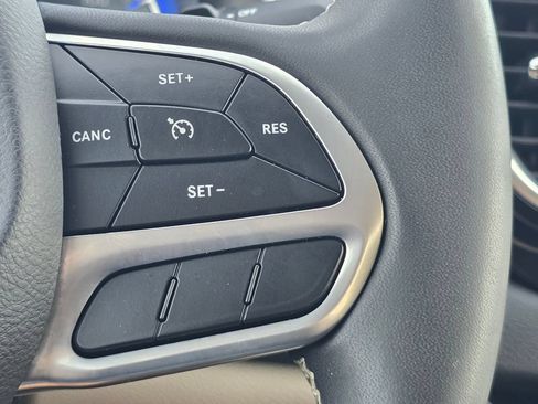 Used 2023 Chrysler Voyager LX FWD image 30