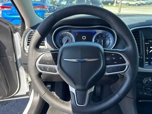 Used 2022 Chrysler 300 Touring w/ Sport Appearance Package RWD image 14