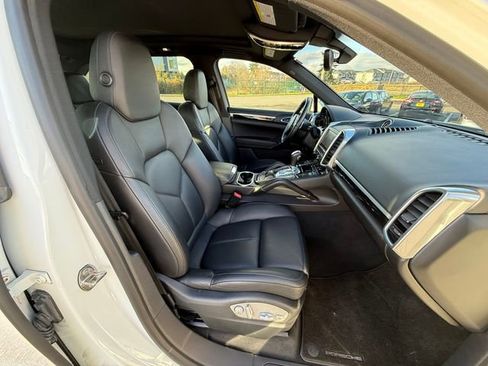 Used 2014 Porsche Cayenne w/ Basic Package image 11