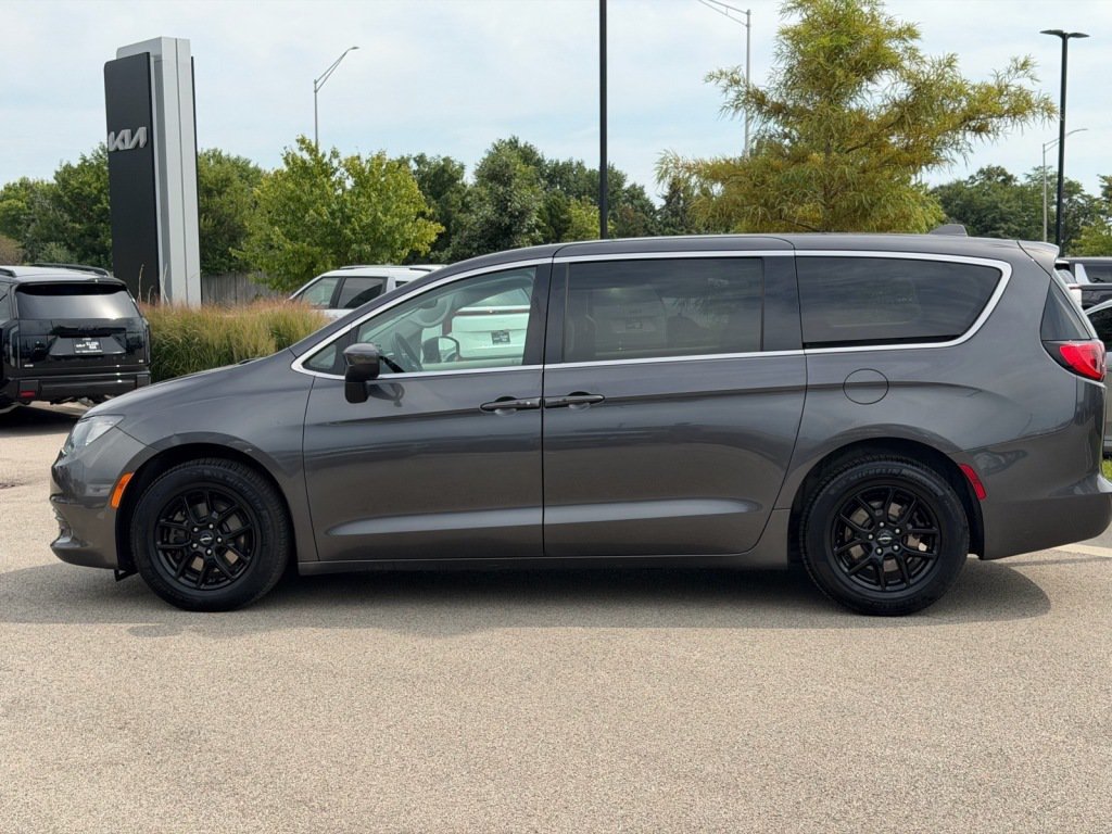 Used 2017 Chrysler Pacifica Touring FWD image 3