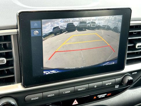 Used 2025 Hyundai Venue SEL FWD image 17
