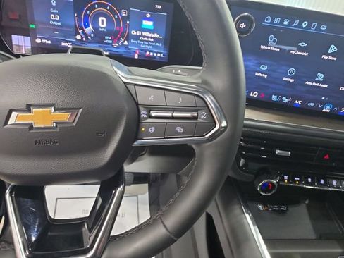 Used 2025 Chevrolet Suburban High Country AWD/4WD image 18