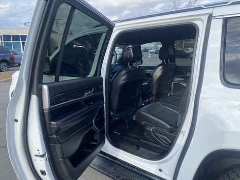 Used 2023 Jeep Wagoneer L 4WD w/ Premium Group I image 29