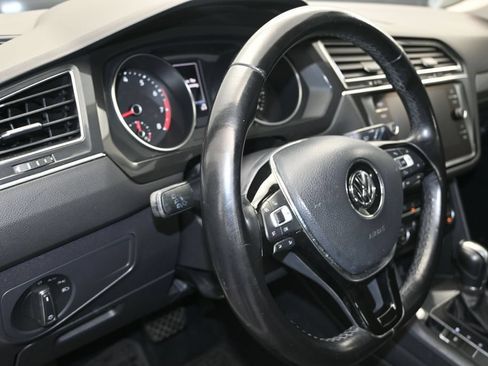 Used 2018 Volkswagen Tiguan SE FWD image 12