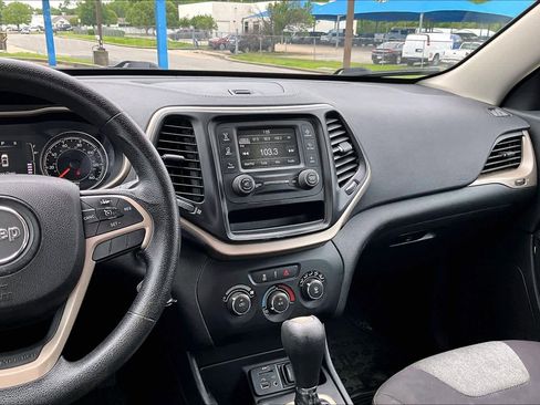Used 2015 Jeep Cherokee Sport FWD image 7