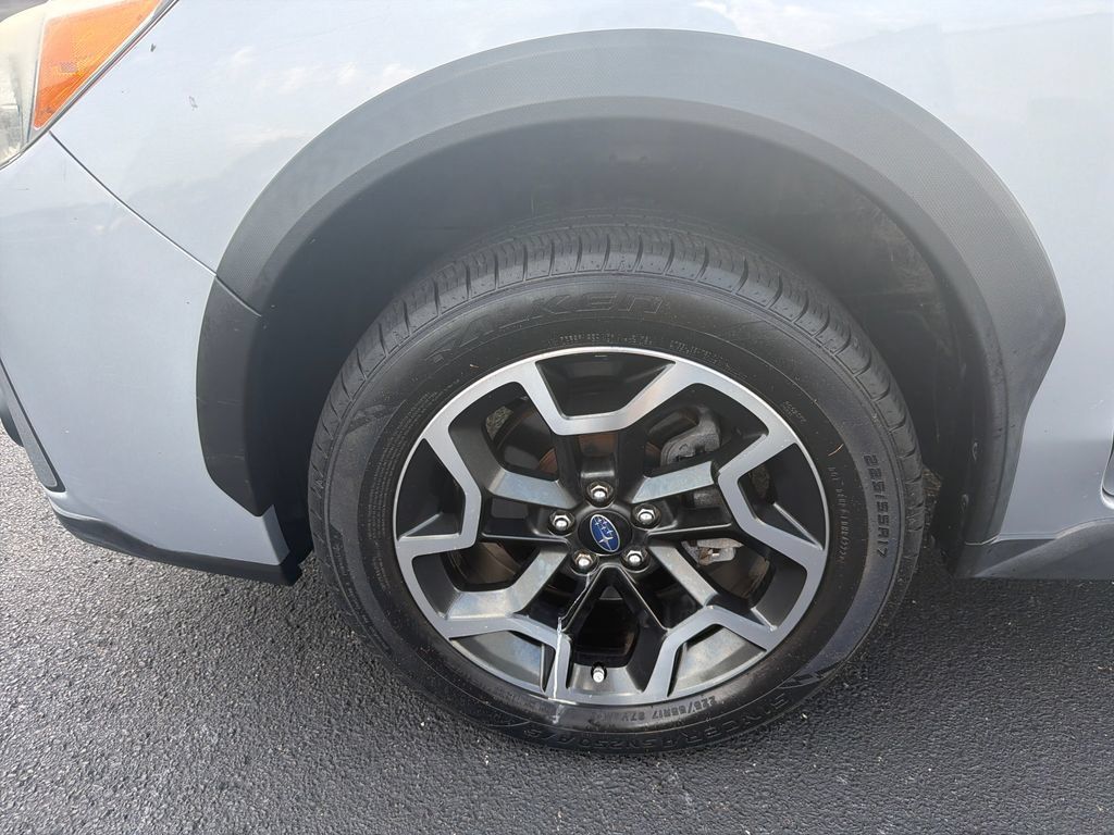 Used 2017 Subaru Crosstrek 2.0i Premium w/ Moonroof Package AWD/4WD image 2