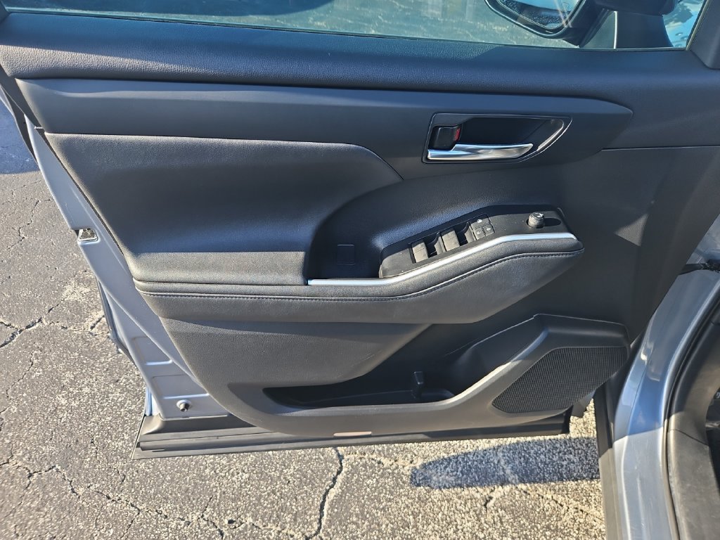 Used 2021 Toyota Highlander XLE FWD image 11