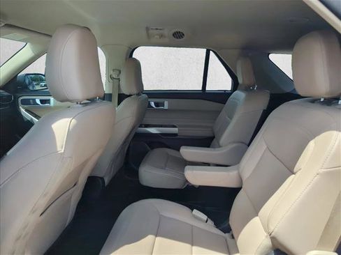 Used 2021 Ford Explorer XLT w/ Equipment Group 202A AWD/4WD image 18