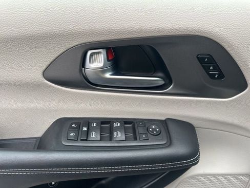 Used 2023 Chrysler Pacifica Touring-L FWD image 19