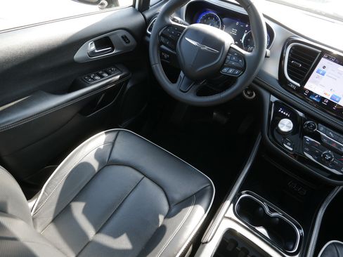 Used 2025 Chrysler Pacifica Limited FWD image 9