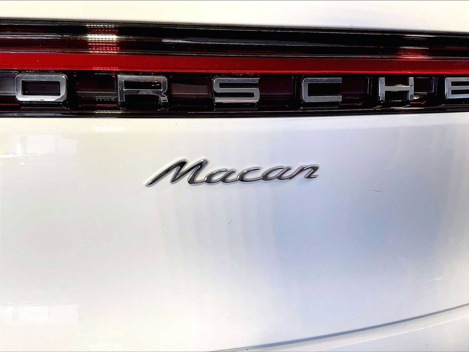 Certified 2023 Porsche Macan AWD/4WD image 35