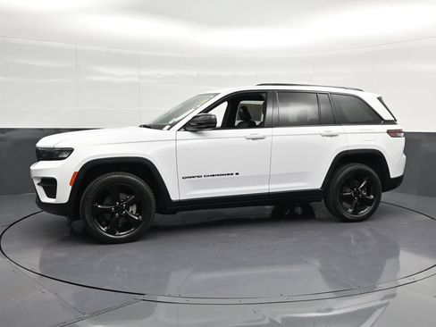 Used 2024 Jeep Grand Cherokee Altitude AWD/4WD image 7