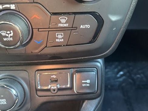 Used 2022 Jeep Renegade Altitude image 39