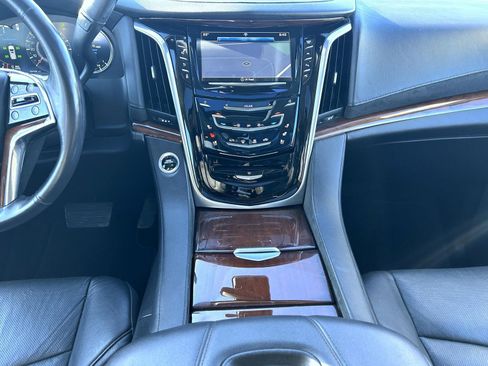 Used 2019 Cadillac Escalade Luxury image 18