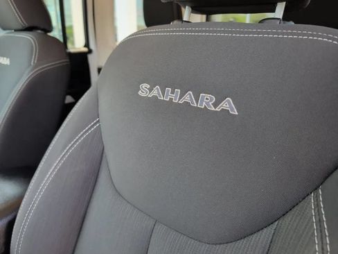 Used 2018 Jeep Wrangler Unlimited Sahara AWD/4WD image 18