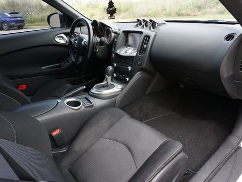 Used 2016 Nissan 370Z Coupe RWD image 16