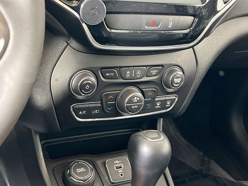 Used 2022 Jeep Cherokee Limited AWD/4WD image 14