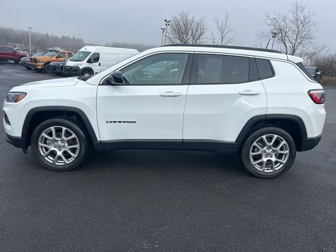 Used 2022 Jeep Compass Latitude image 2