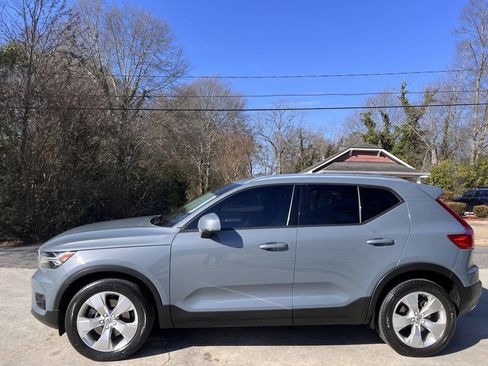 Used 2022 Volvo XC40 T5 Momentum image 5