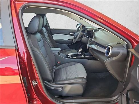 Used 2025 Chevrolet Trax LT FWD image 20