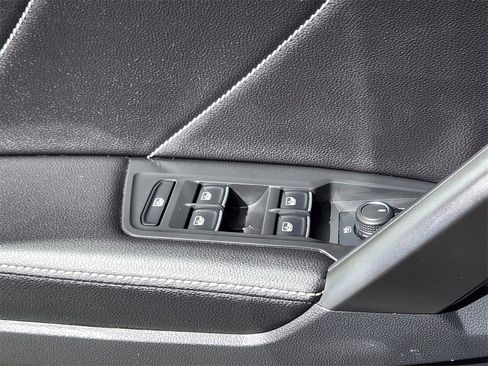 Used 2022 Volkswagen Tiguan SE R-Line image 4