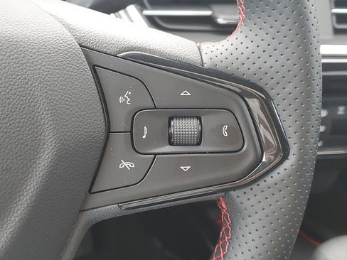 Used 2025 Chevrolet Trax RS w/ Sunroof Package image 15