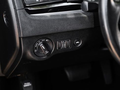 Used 2019 Chrysler 300 S RWD image 38