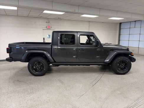 Used 2025 Jeep Gladiator Sport AWD/4WD image 4