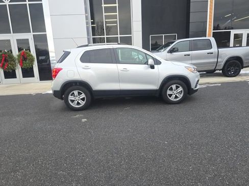 Used 2022 Chevrolet Trax LT w/ LT Convenience Package image 7