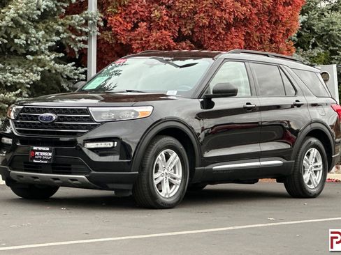 Used 2023 Ford Explorer XLT w/ Equipment Group 202A image 8