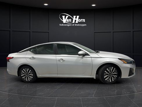 Used 2023 Nissan Altima 2.5 SV FWD image 8