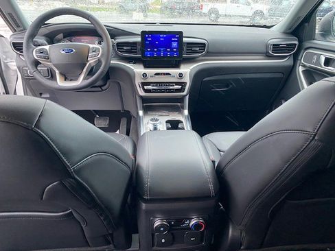 Used 2022 Ford Explorer XLT w/ Equipment Group 202A AWD/4WD image 14