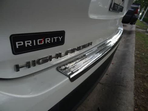 Used 2023 Toyota Highlander LE FWD image 9