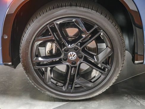 Used 2025 Volkswagen Tiguan SE R-Line AWD/4WD image 9