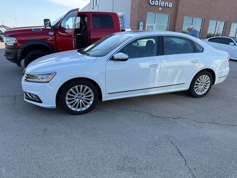 Used 2016 Volkswagen Passat 1.8T SE w/ Lighting Package FWD image 4