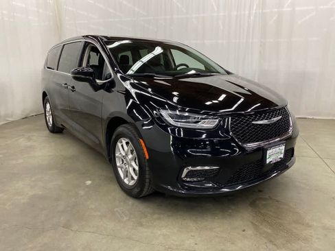 Used 2024 Chrysler Pacifica Touring-L FWD image 8